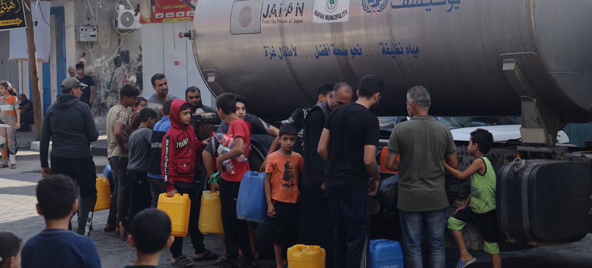 Água potável é distribuída aos residentes e deslocados em Rafah, no sul da Faixa de Gaza
