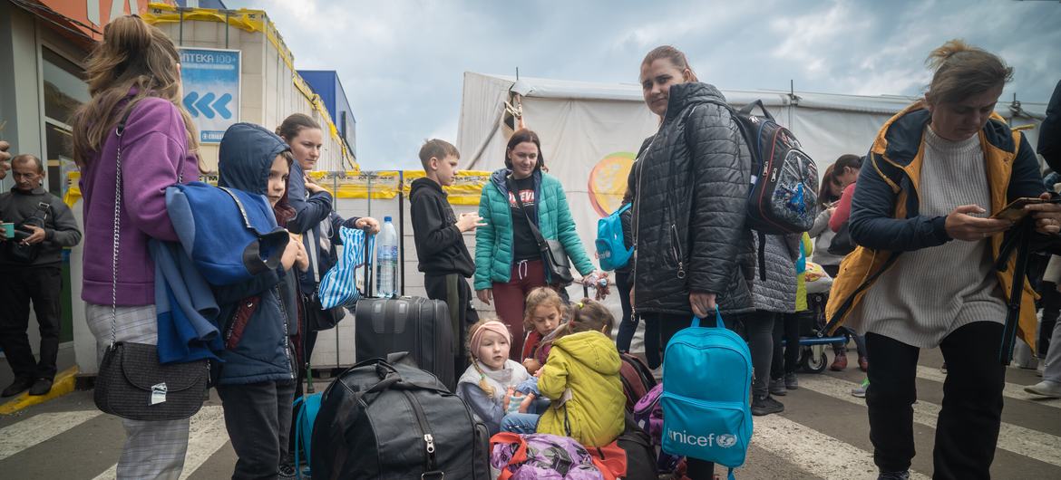Famílias esperam para partir de Zaporizhzhia para outras partes da Ucrânia, em setembro de 2022.