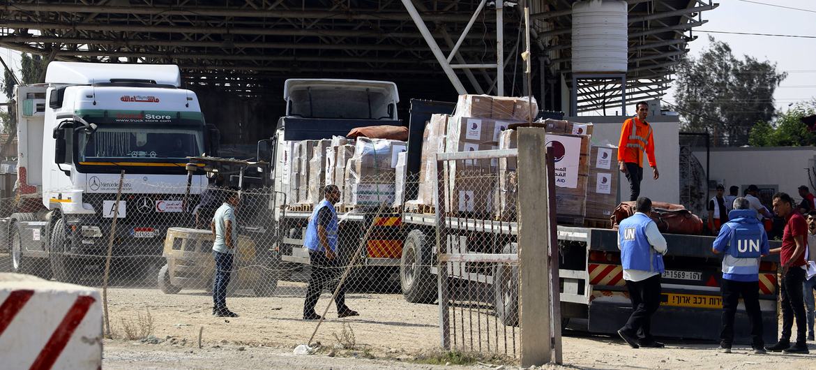 Comboios de ajuda entram na Faixa de Gaza através da fronteira de Rafah