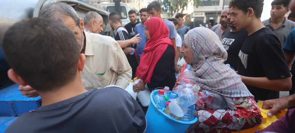 Palestinos fazem fila por água em Gaza