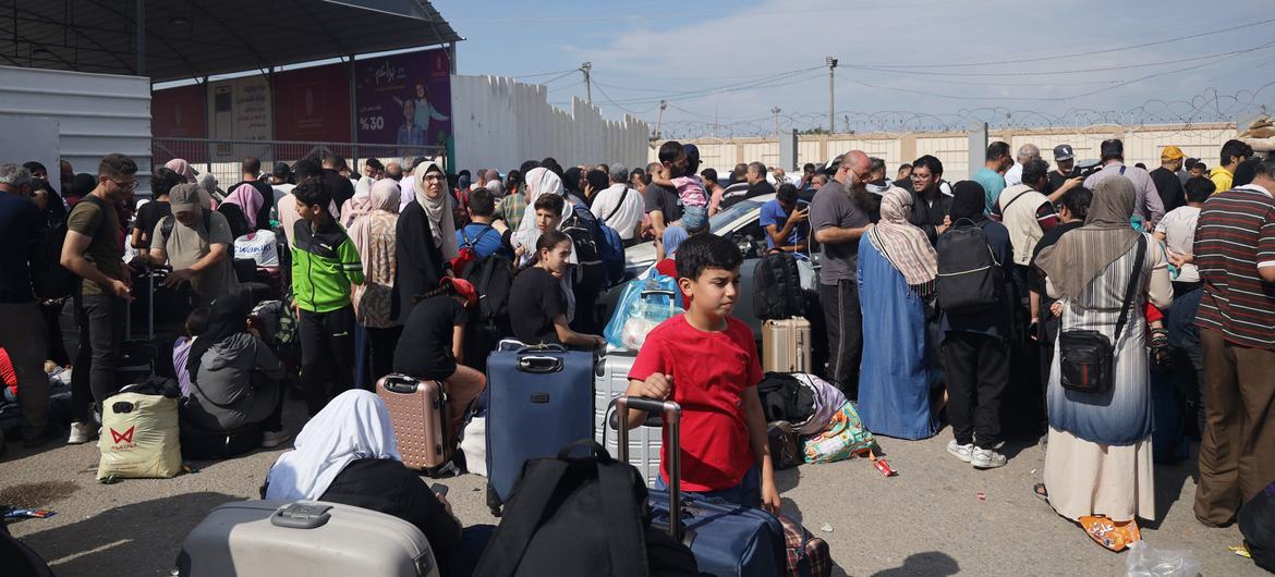 Famílias reunidas na passagem de Rafah na esperança de deixar Gaza