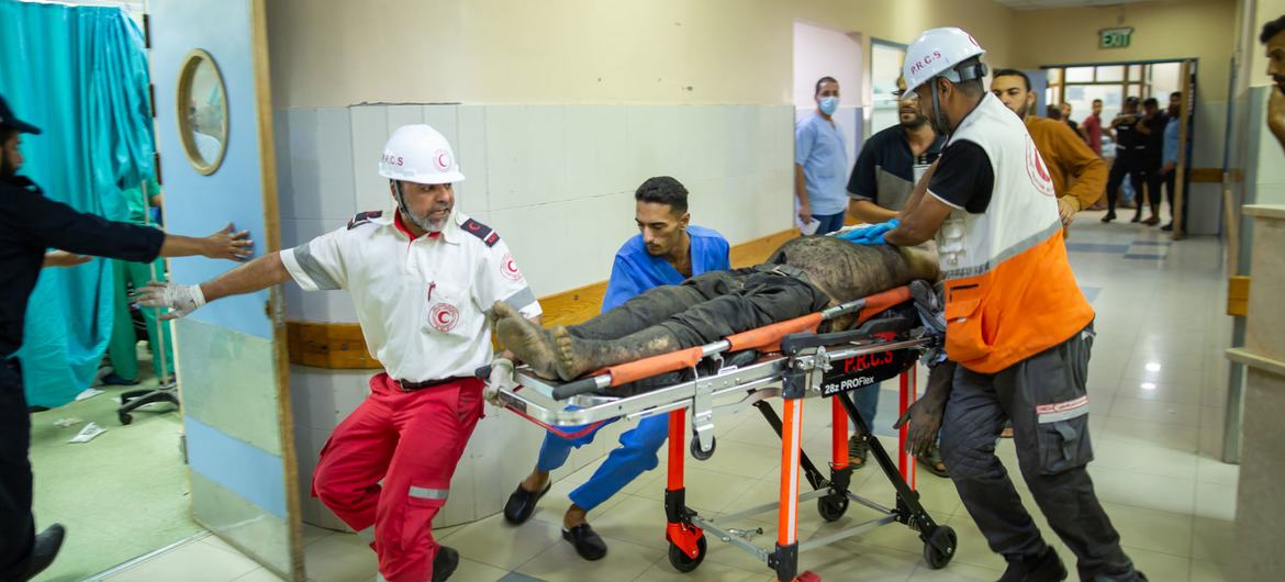 Um homem ferido em um ataque de míssil é levado às pressas para tratamento no hospital Naser em Khan Younis
