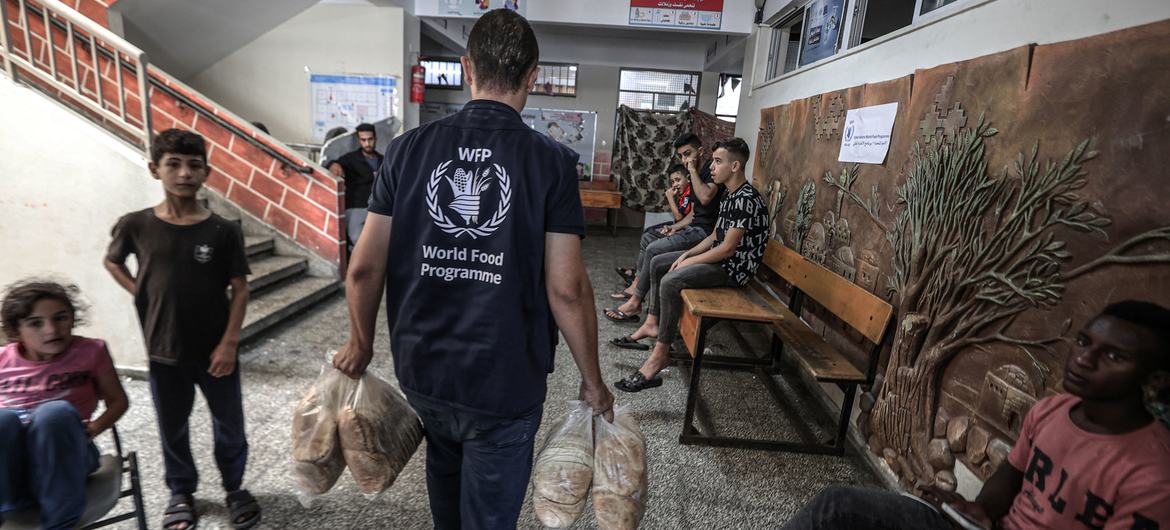 Pão é distribuído numa escola da Unrwaem Gaza