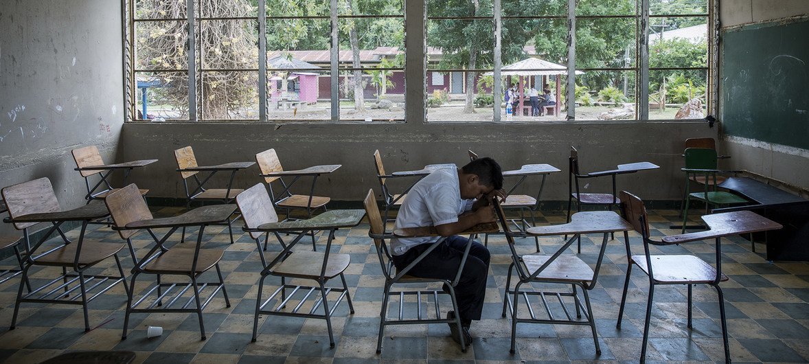 Em Villanueva, nas Honduras, Darwin na sala de aula que partilhava com o amigo Henry, que cometeu suícidio depois de ser vítima de bullying. 