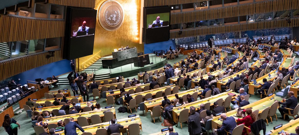 Presidente da Assembleia Geral da ONU, Dennis Francis (na tela), discursa na retomada da 10ª reunião especial de emergência sobre a situação no Território Palestino Ocupado.