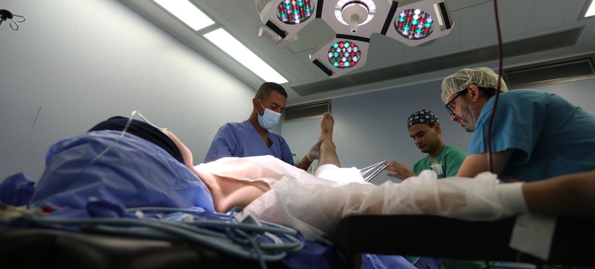 Um paciente é tratado em cirurgia no hospital Al-Quds em Gaza