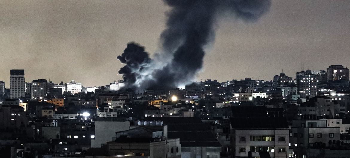 Cidade de Gaza bombardeada durante a noite