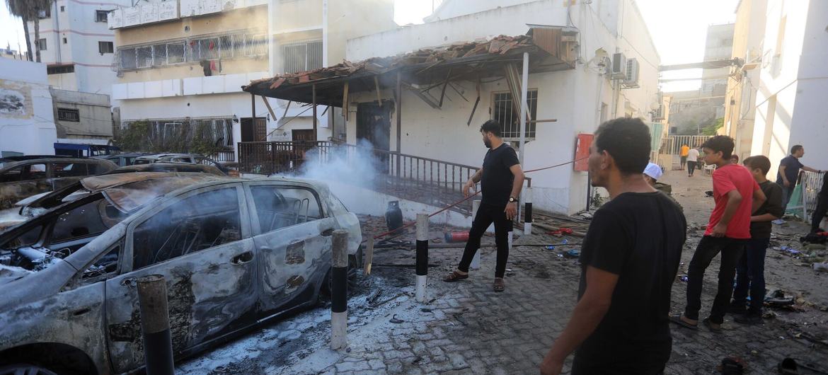 O Hospital Árabe Al Ahli, no norte da Faixa de Gaza, foi danificado por bombardeios.