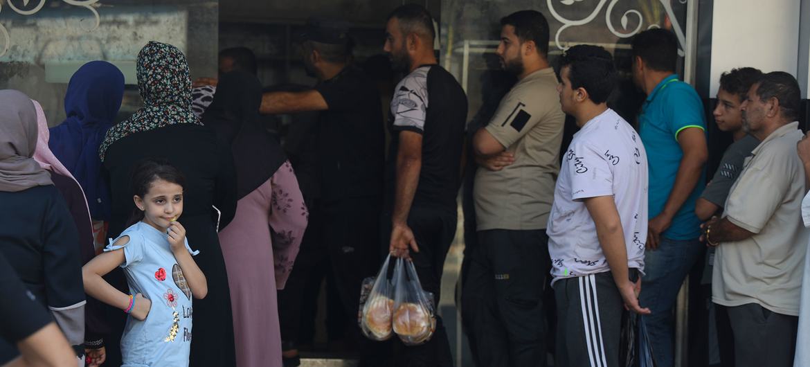 Pessoas fazem fila em frente a uma padaria em Gaza