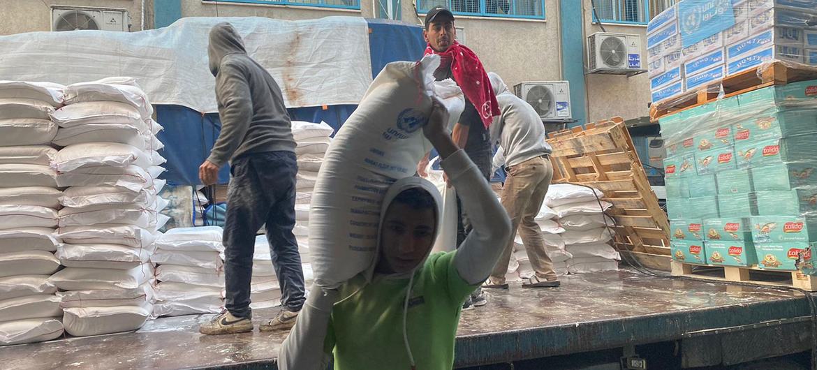 Alimentos são distribuídos às pessoas deslocadas em Jabalia, norte de Gaza