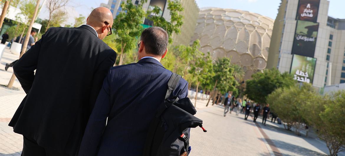 Diplomatas chegam à Expo City em Dubai para a COP28.