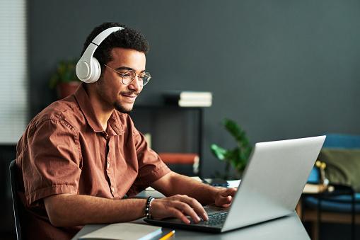 Reservar um tempo para revisar o conteúdo estudado é importante ao se preparar para o vestibular.