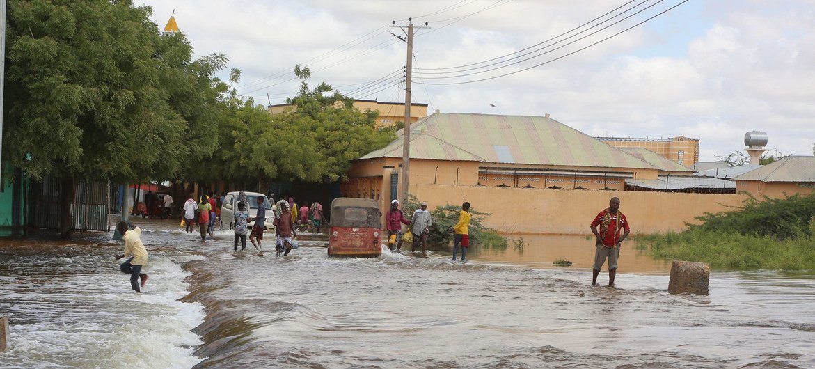 Ao mau tempo juntam-se as situações de insegurança generalizada e da pobreza crescente que levaram as populações somalis ao ponto de ruptura