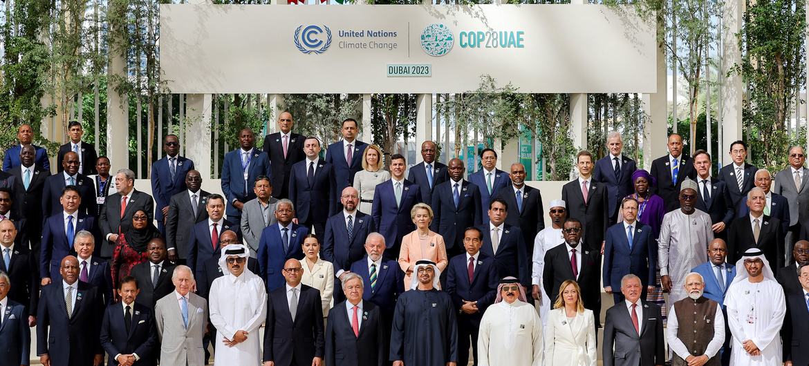 Foto em grupo de líderes mundiais, incluindo o Secretário-Geral da ONU, António Guterres (no centro), na abertura da Cúpula Mundial de Ação Climática COP28, em Expo City, Dubai, Emirados Árabes Unidos.