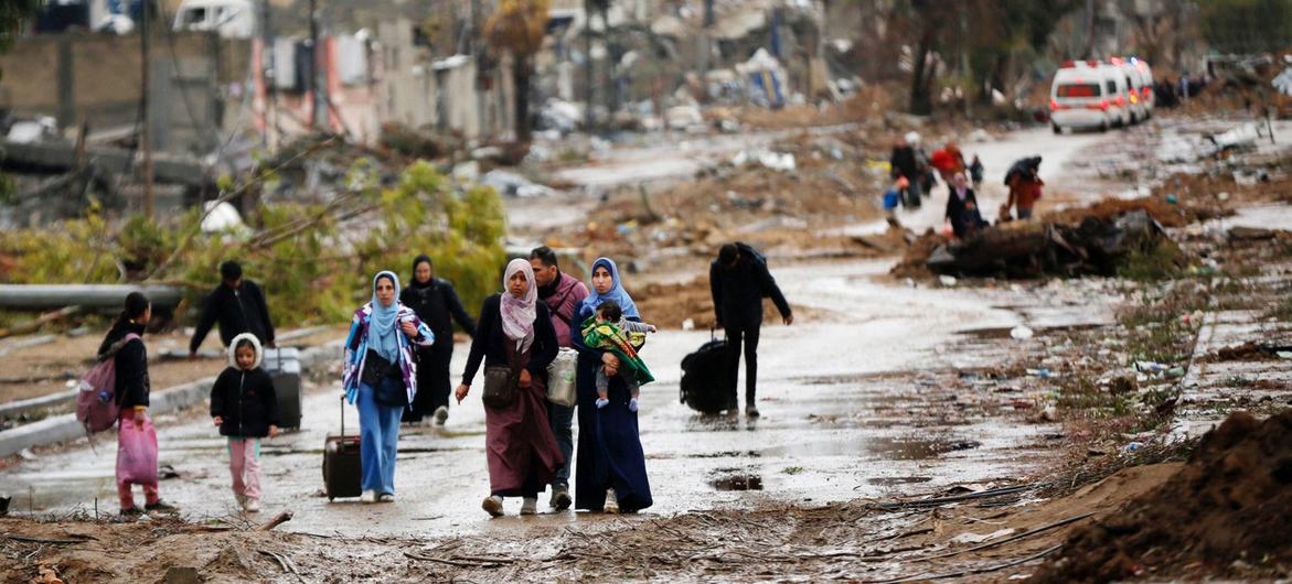 Pessoas deslocadas caminham do norte de Gaza em direção ao sul, enquanto as ambulâncias se dirigem na direção oposta. (Foto de arquivo)