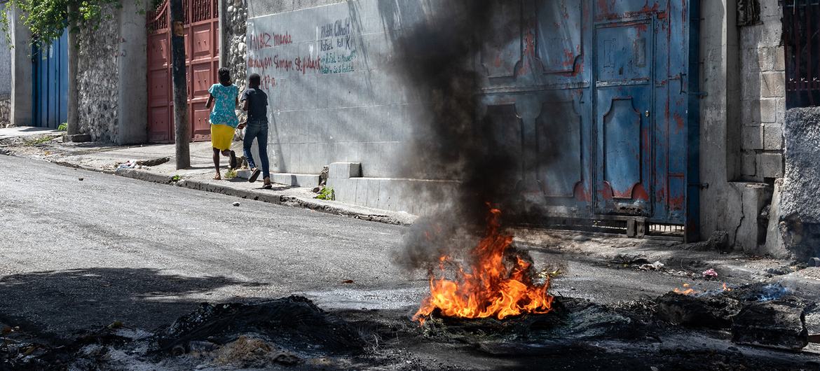 Pessoas caminham pelo distrito de Turgeau, um dos bairros da capital do Haiti, Porto Príncipe, mais afetado pela violência das gangues