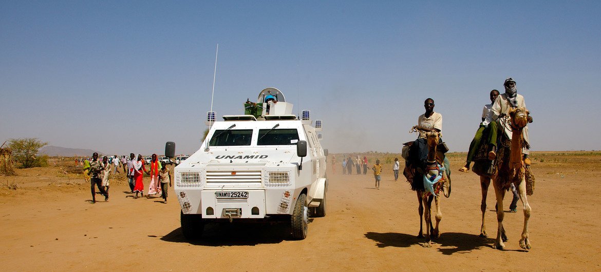 Operação Híbrida União Africana-Nações Unidas em Darfur faz patrulhas em Shangil Tobaya, no norte de Darfur, Sudão, em 2020