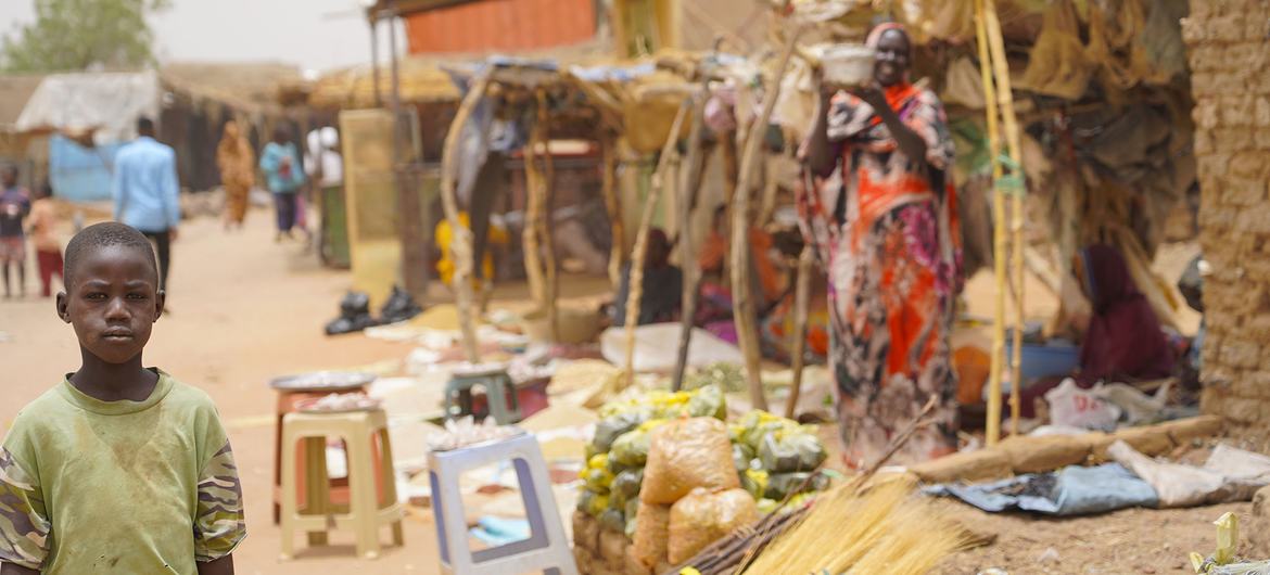 Um menino caminha no acampamento Al Salaam para pessoas deslocadas no norte de Darfur.