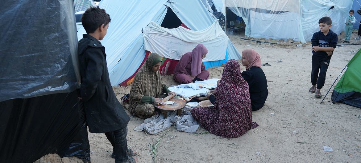 Pessoas deslocadas internamente descansam num campo perto do Hospital Nasser em Khan Yunis, no sul de Gaza