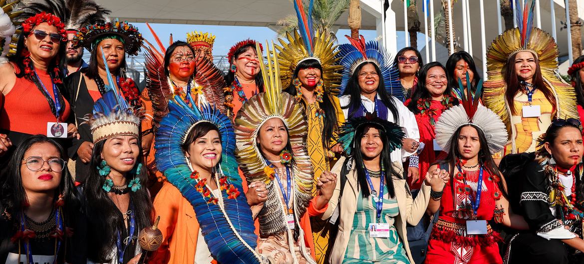 Mulheres da delegação brasileira participam de evento indígena na COP28, em Dubai, nos Emirados Árabes Unidos