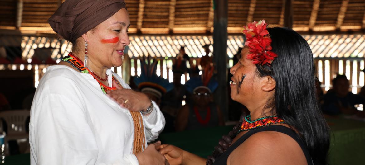 A vice-secretária-geral da ONU, Amina Mohammed, visita a comunidade Mapuera, no estado do Pará, Brasil