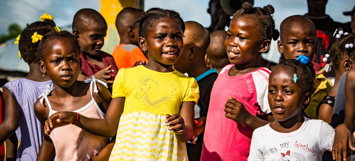 A maioria dos haitianos é descendente da África Ocidental, falando principalmente crioulo, uma mistura de francês e línguas africanas