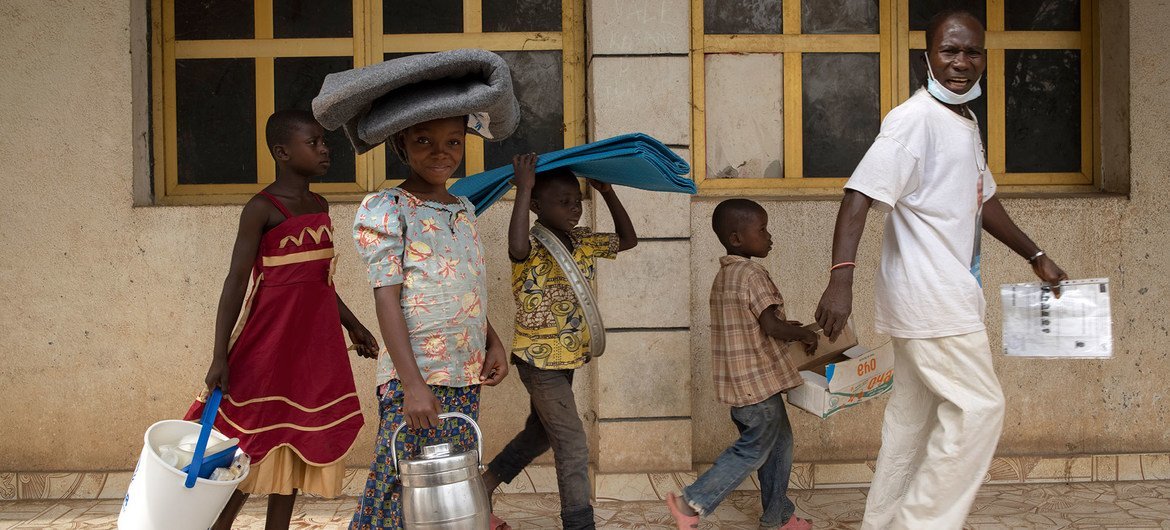 Refugiados da República Centro Africana em centro de distribuíção de ajuda no norte da República Democrática do Congo