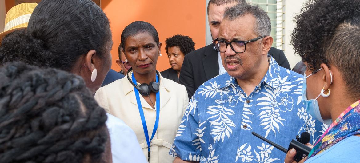 O diretor-geral da OMS, Tedros Ghebreyesus, em visita ao Centro de Saúde de Santa Cruz em Cabo Verde