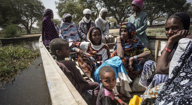 Refugiados nigerianos deixam o seu campo em Ngouboua, na costa do Lago Chade