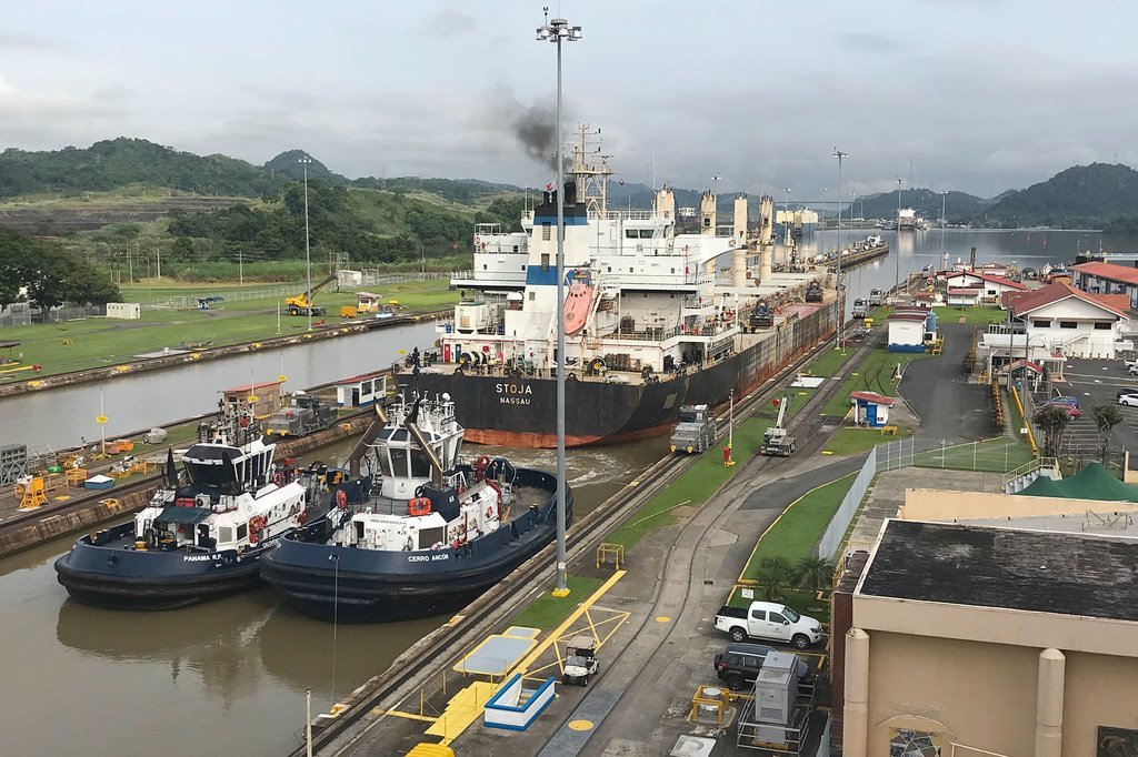 No canal do Panamá, o nível baixo das águas fez baixar o fluxo do comércio marítimo em 36% em relação a um ano