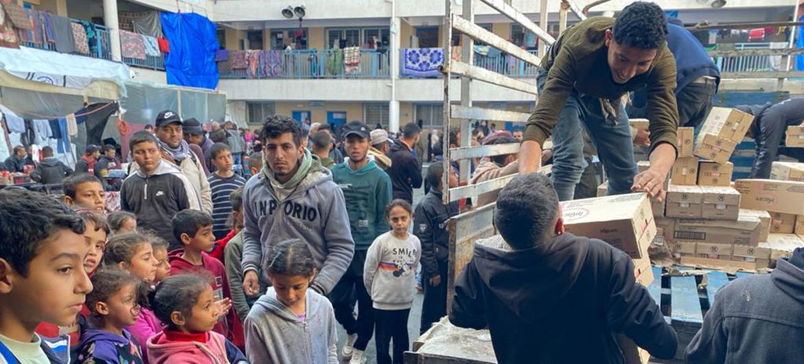 A ajuda alimentar chega a uma escola da Unrwa que virou abrigo em Gaza