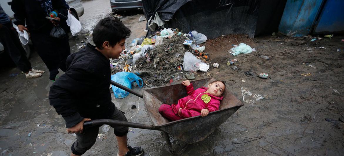 O tempo frio e chuvoso tornou os abrigos em Gaza inabitáveis