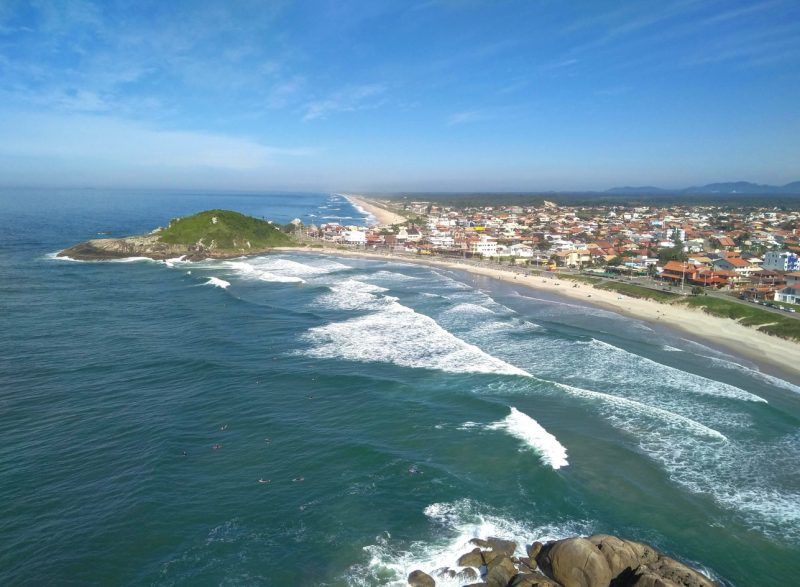 Em primeiro plano a Prainha e ao fundo a Praia Grande, as duas certificadas com Bandeira Azul &#8211; Foto: PMSFS/Divulgação