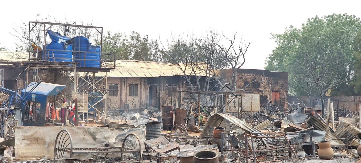 Uma escola e uma área para pessoas deslocadas internamente no oeste de Darfur que eram apoiadas pela Save the Children foram destruídas