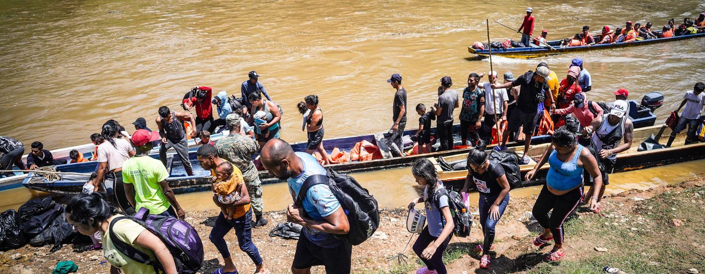 Os migrantes desembarcam vindos do rio Chucunaque depois de cruzar a selva de Darién