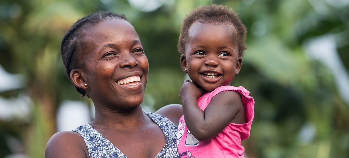 Mãe segura filha de 18 meses em São Tomé e Príncipe