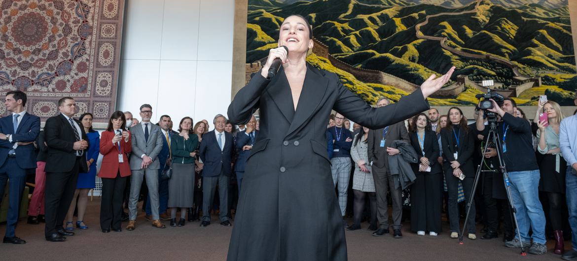 Cantora de fado Carminho se apresentou na cerimônia de entrega