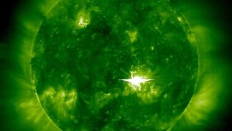 Os eventos solares com potencial para nos afetar ocorrem na face do Sol voltada para a Terra. 