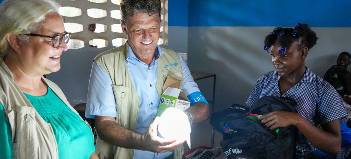 Bruno Maes, representante do Unicef no Haiti, visita uma escola no departamento de Artibonite