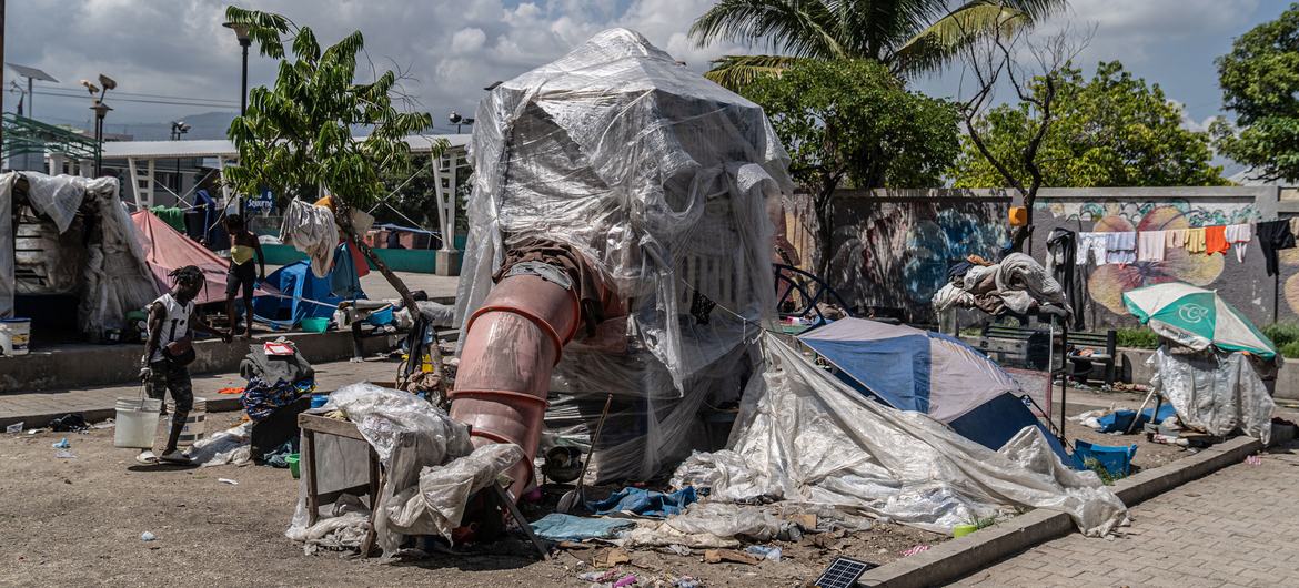 Uma estrutura de parque infantil torna-se um abrigo para as pessoas na área de Tabarre, em Porto Príncipe, Haiti