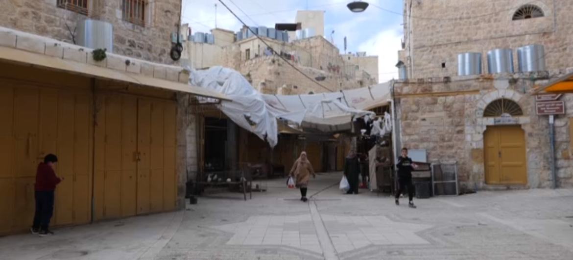 Os mercados na antiga cidade de Hebron, que normalmente estariam lotados de compradores, estão quase vazios e muitas lojas estão fechadas