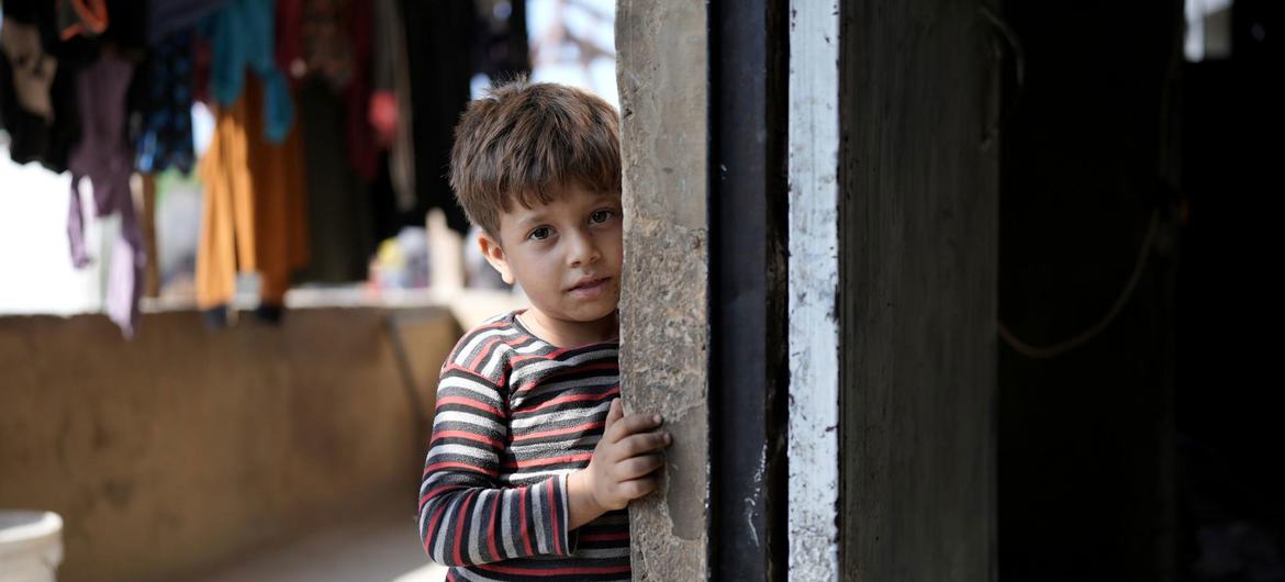 Um jovem refugiado da Síria, cuja família vive em Tyr, no Líbano, há oito anos