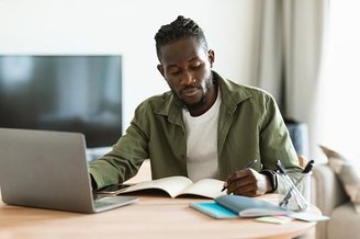 O Ensino à Distância possui um valor bem mais em conta do que a graduação presencial. (Imagem: Getty Images)