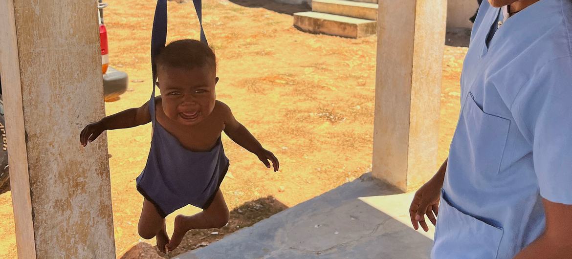 Bebê em clínica de saúde em Androy, Madagascar