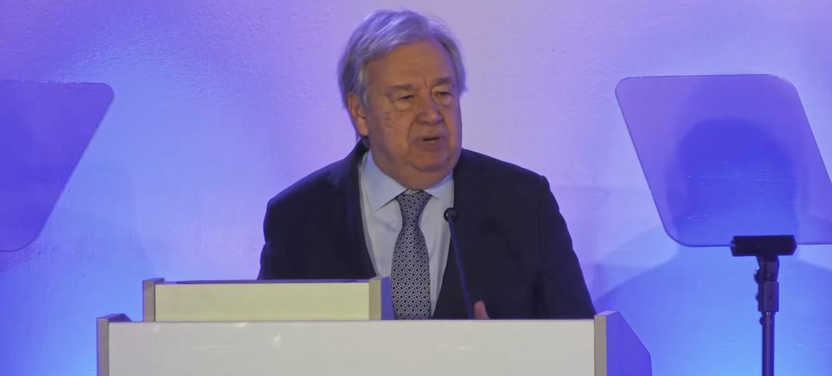 O secretário-geral da ONU, António Guterres, discursando na quarta Conferência Internacional sobre Pequenos Estados Insulares em Desenvolvimento (SIDS4).