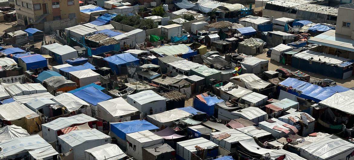 As pessoas em Gaza foram deslocadas diversas vezes e vivem em abrigos improvisados