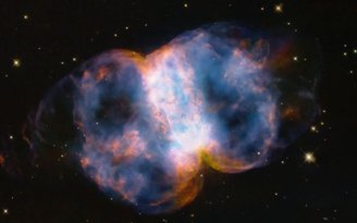 A Nebulosa Messier 76 está localizada a aproximadamente 3,4 mil anos-luz de distância da Terra, no norte da constelação de Perseu. 