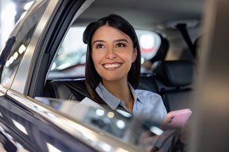 Nas corridas em carros de aplicativos, sente-se sempre no banco de trás. (Fonte: Getty Images/Reprodução)