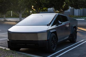 Cybertruck conta com opção de painel solar em seu conjunto. (Fonte: Getty Images/Reprodução)