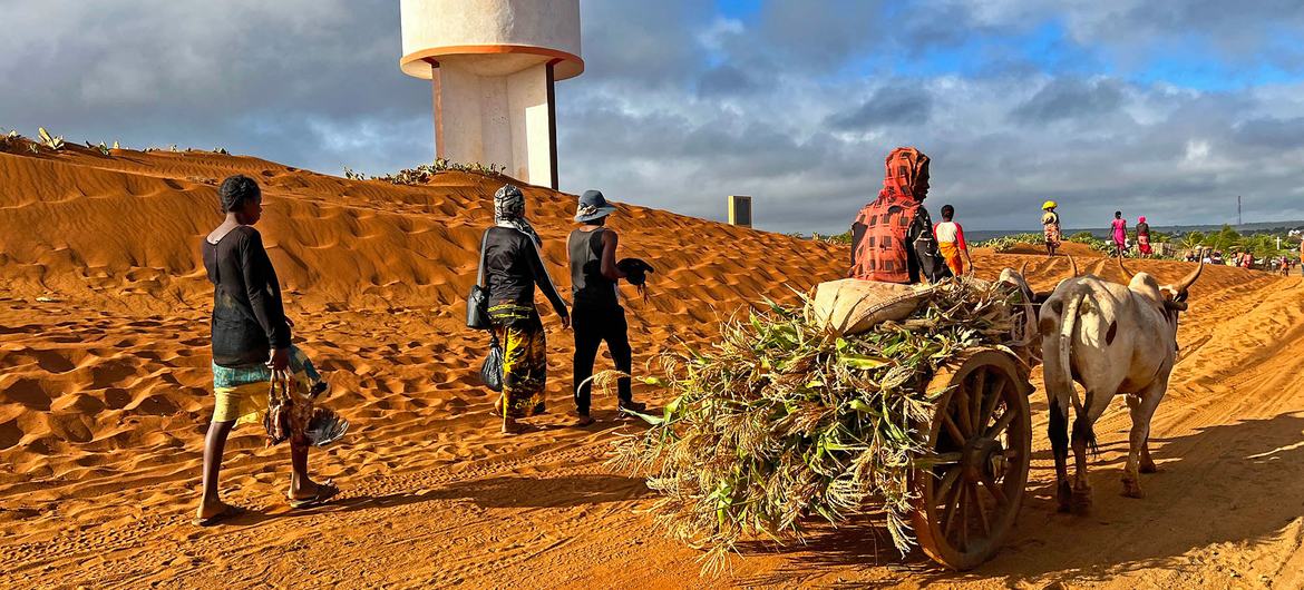 A areia é levada pelos ventos sazonais para o interior do sul de Madagascar.